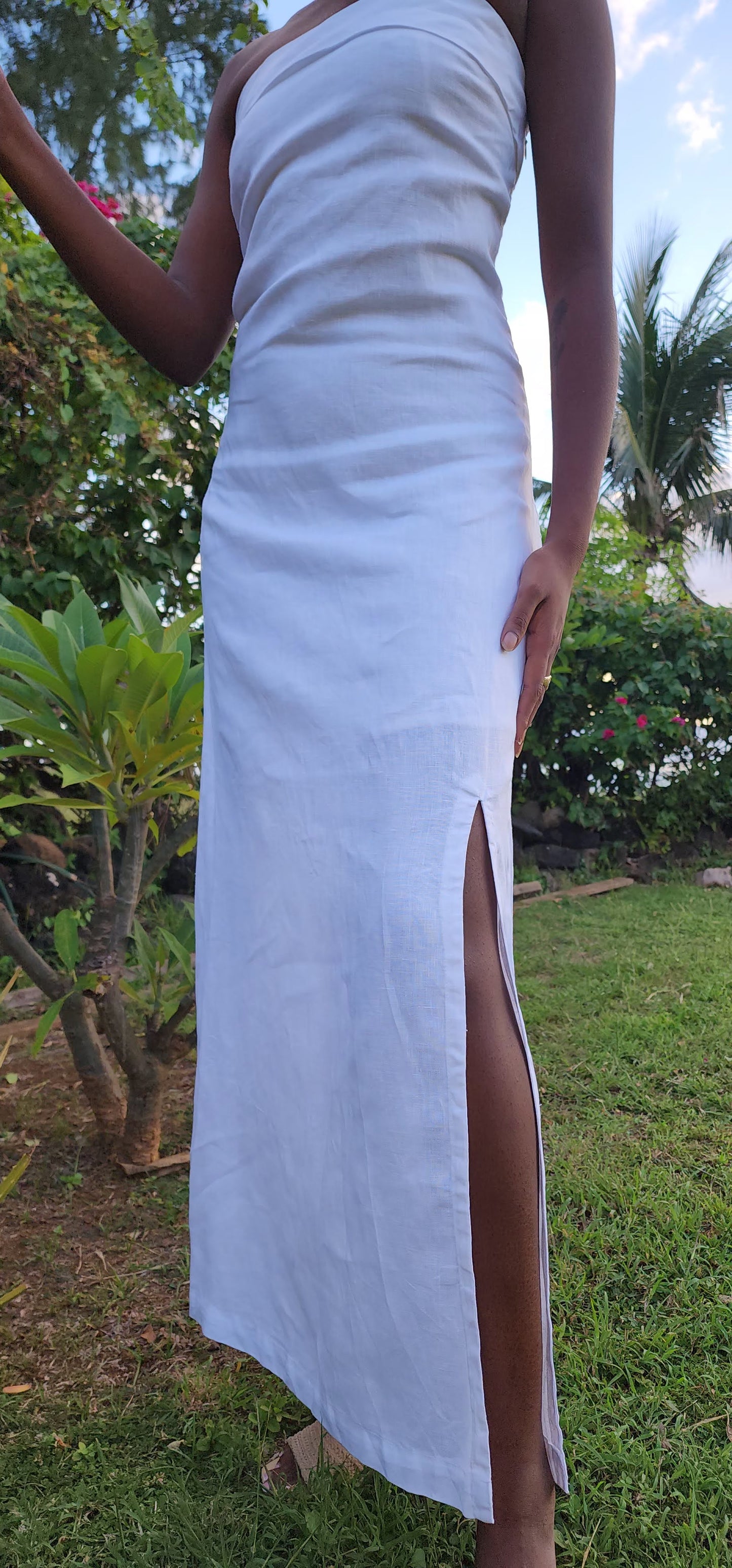 Longue robe blanche d’été en lin