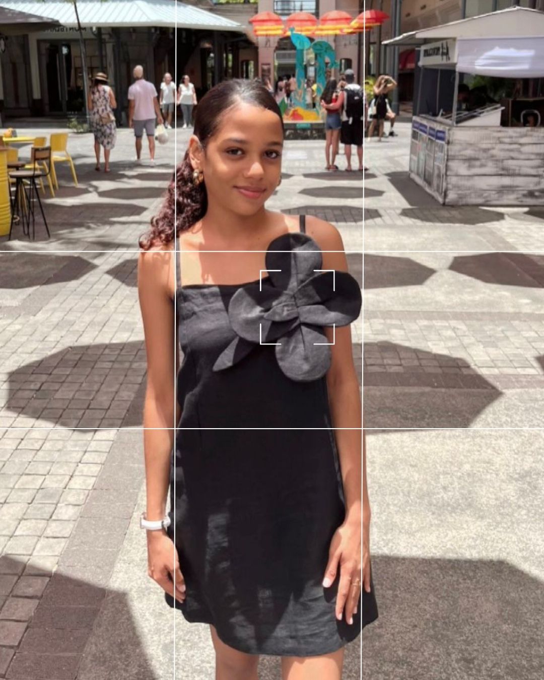 Robe en lin courte avec bretelles et fleur amovible