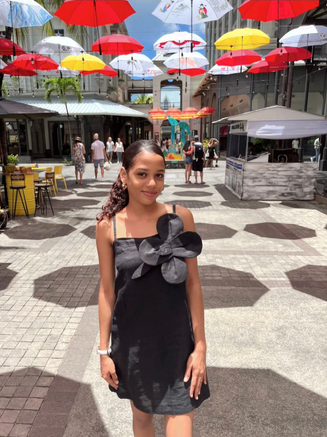 Robe en lin courte avec bretelles et fleur amovible